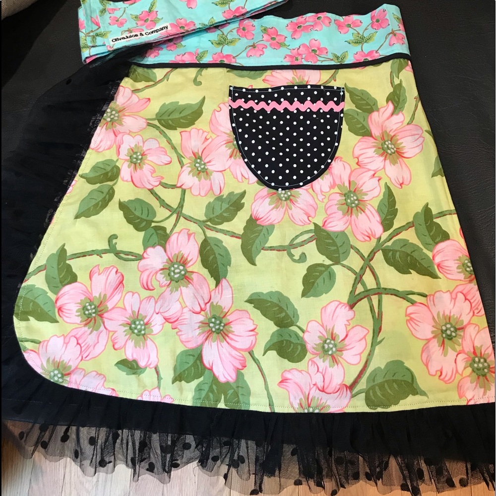 Super Fun Flower Apron NWOT Dot Trim